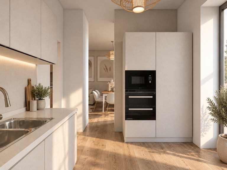 Cucina in linea con colonna forni e passaggio verso la zona pranzo.