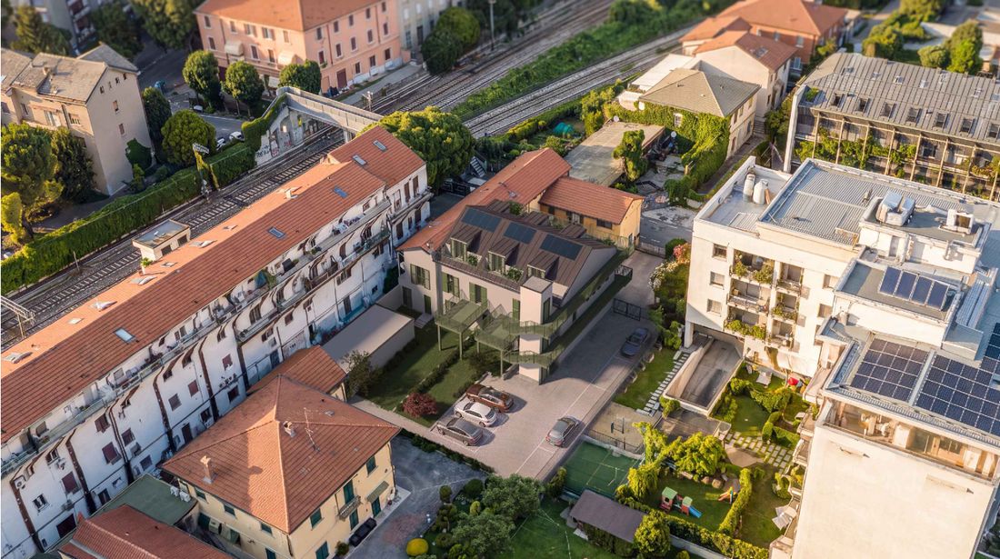 Vista aerea del lotto di Living Maggiolina inserito tra le case basse e i giardini del quartiere.